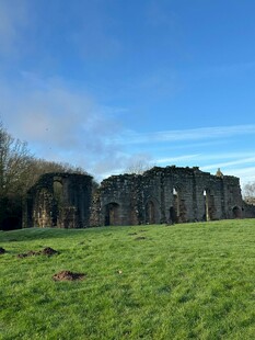 古老废墟屹立于翠绿草地