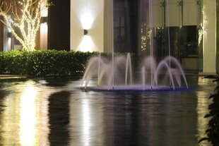 夜间喷泉景观 灯光璀璨