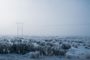 雪覆旷野中的输电线路