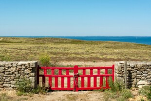 海边红门石墙田园景致