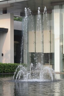 现代建筑前的喷泉景观