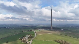 草原上的高耸通信塔