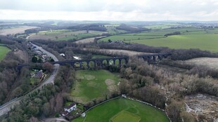 俯瞰公路旁的开阔风景