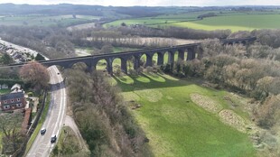 俯瞰田野上的铁路高架桥