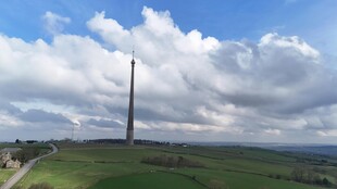 草原上的高耸纪念碑