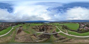 蜿蜒公路穿行于绿色田野