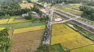 俯瞰田野间的铁路轨道