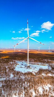 雪野中的风力发电机组