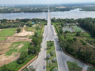 俯瞰宽阔公路与周边景致