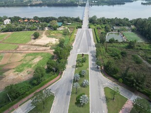 俯瞰宽阔公路与周边景致