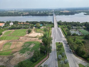俯瞰宽阔公路与周边景致