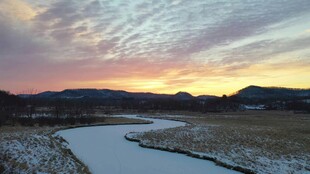 冬日河畔绚丽晚霞美景