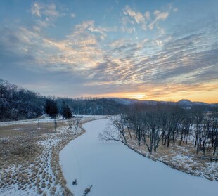冬日雪野中的落日美景
