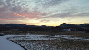 夕阳下的静谧水边风景