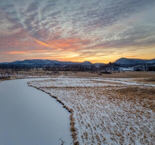 冬日河畔壮丽日出景观