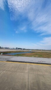 空旷道路与蓝天风景