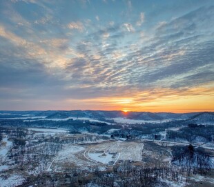 冬日雪野的壮丽日出