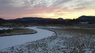 夕阳下蜿蜒于旷野的河流
