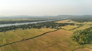 广袤田野与河流的空中景致