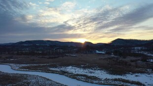 冬日夕阳下的开阔原野