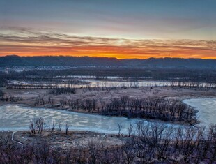 冬日河畔壮丽日落景观