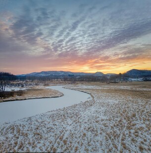 冬日旷野的绝美日出景色