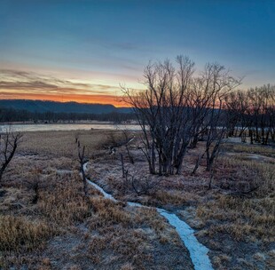 黄昏下的荒野溪流景观