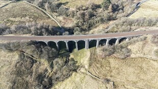 空中俯瞰山谷中的长桥