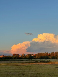 田野上空的绚烂晚霞