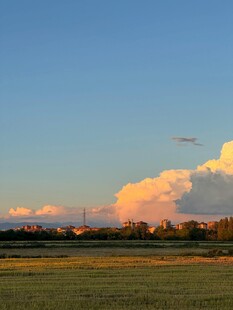 田野上空的绚丽云彩