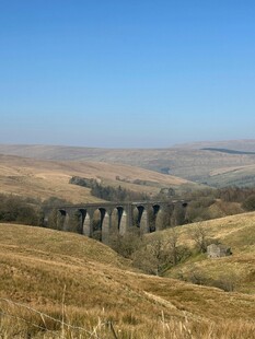 山谷中的宏伟高架桥