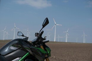 旷野中摩托车与风力发电机