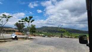 乡村公路边的开阔风景
