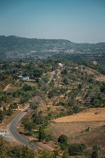 蜿蜒公路穿行于山野之间