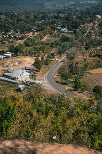 俯瞰山间蜿蜒公路与村落