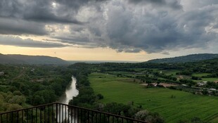 田园风光下的 沉天空