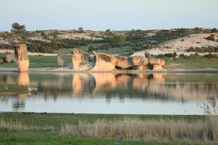 湖畔奇特地貌倒影美景