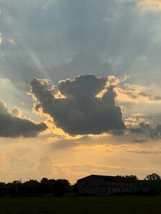 夕阳下的壮丽云层景观