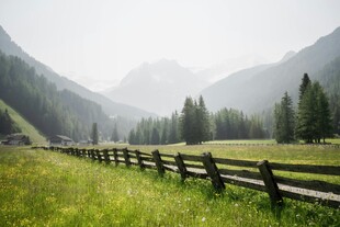 山间木栏草地美景