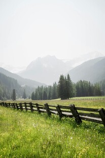 山间木栏围草地美景