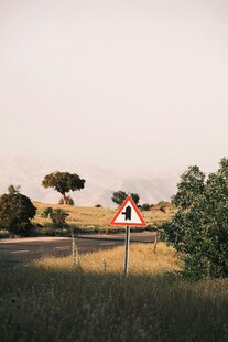 乡村公路旁的交通警示标志