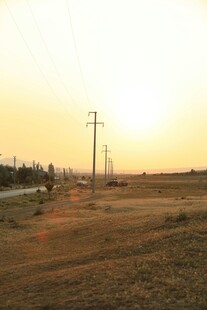 夕阳下的旷野输电线路
