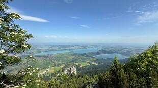 山顶俯瞰美丽湖景风光