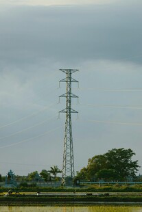 田野中的高压输电塔