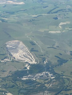 俯瞰广袤大地与建筑景观