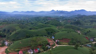 俯瞰青山环抱的村落