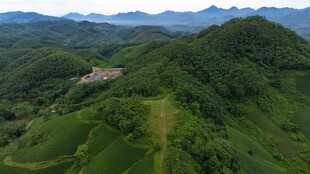 航拍青山绿野间的建筑