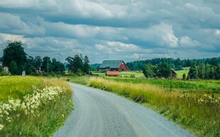 乡村蜿蜒小路田园美景