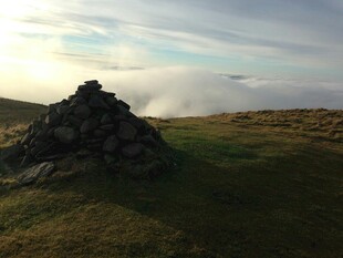 草原上的石堆景观
