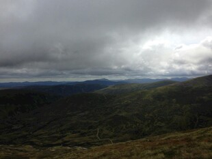 云雾笼罩下的山峦景色
